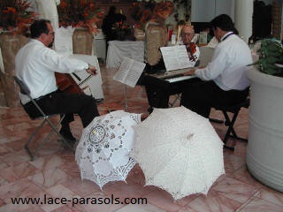 Trio Brioso and elegant parasols